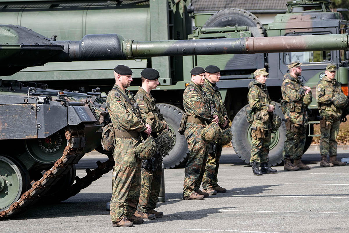 Немецкие солдаты у танка Leopard 2. Фото Martin Meissner/AP Photo/Scanpix/Leta