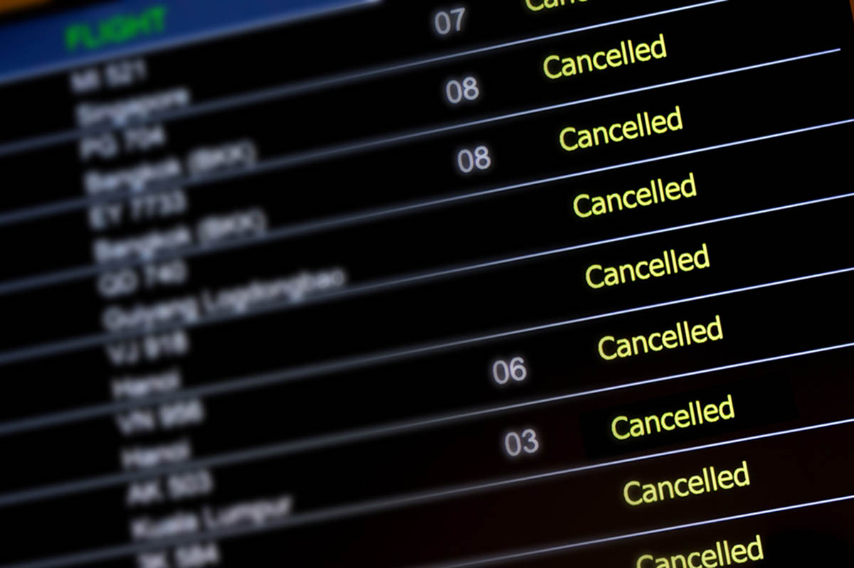 Табло вылетов аэропорта с отмененными рейсами. Иллюстративное фото Delpixart по лицензии Istockphoto