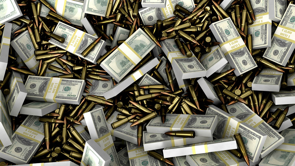 Пули на фоне американских долларов. Иллюстративное фото Jezperklauzen по лицензии Istockphoto