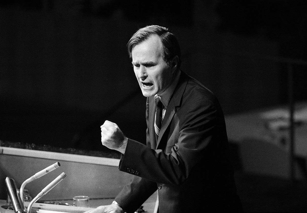 Посол США Джордж Х.В. Буш жестикулирует, обращаясь к Генеральной Ассамблее Организации Объединенных Наций во время дебатов по Китаю. 18 октября 1971 года. Фото AP Photo/File/Scanpix/Leta
