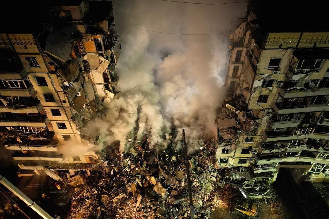 Последствия взрыва дома в Днепре. t.me/V_Zelenskiy_official