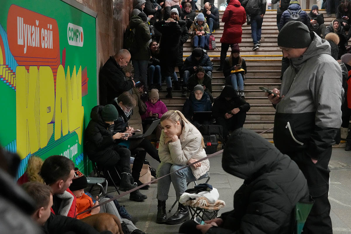 Люди прячутся в метро во время ракетного обстрела в Киеве, Украина. 26 января 2023 года. Фото Efrem Lukatsky/AP Photo/Scanpix/Leta