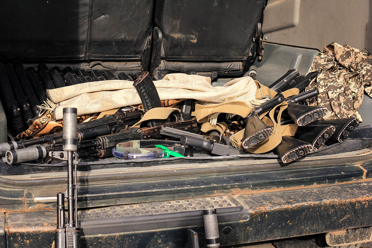 Оружие в багажнике автомобиля. Иллюстративное фото Tanya49 по лицензии Shutterstock
