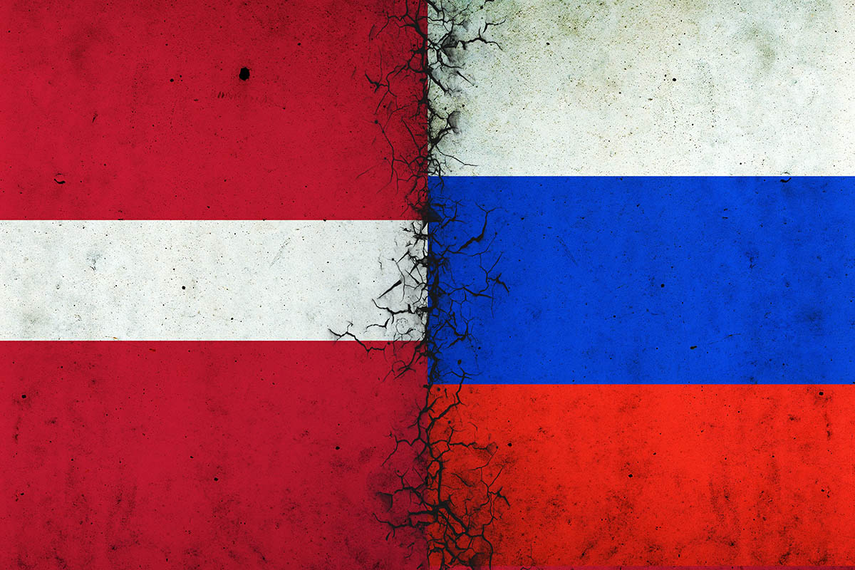 Флаги Латвии и России. Фото vatolstikoff по лицензии Shutterstock