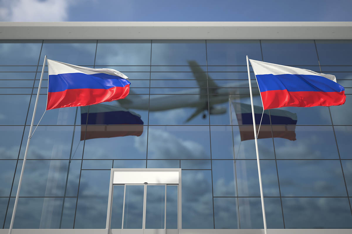 Флаги России в аэропорту. Фото max.ku по лицензии Shutterstock