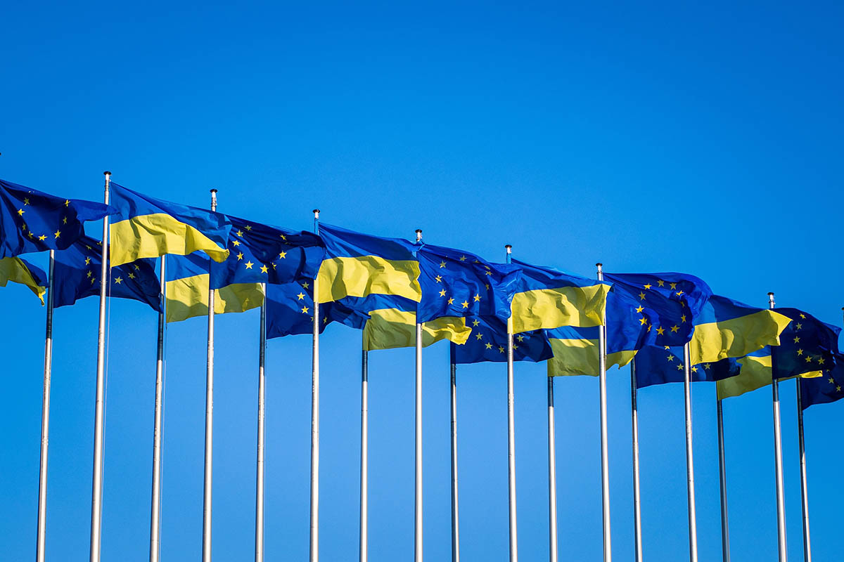 Флаги Евросоюза и Украины. Фото Dušan Cvetanović по лицензии Pixabay 