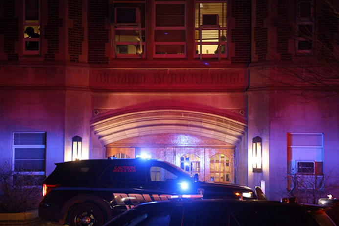 Полиция возле здания университета в Мичигане после стрельбы на его территории. Фото Al Goldis/AP Photo/Scanpix/LETA