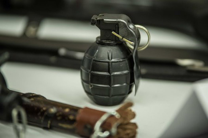 Макеты гранаты и автомата. Фото Zuma Press/Scanpix/LETA