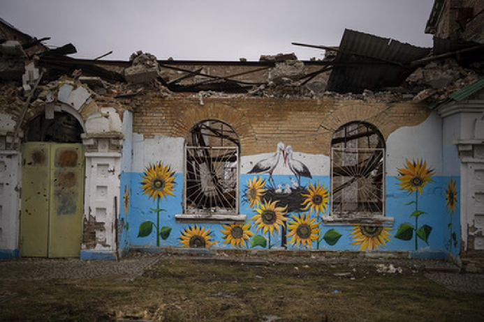 Разрушенное здание в деоккупированной Буче Киевской области 17 февраля 2023 года. Фото Emilio Morenatti/AP Photo/Scanpix/LETA