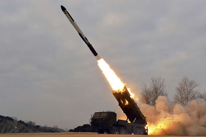 На этой фотографии, сделанной 25 января 2022 года и опубликованной 28 января официальным Центральным новостным агентством Северной Кореи, изображен испытательный пуск крылатой ракеты большой дальности. AFP/Scanpix/LETA