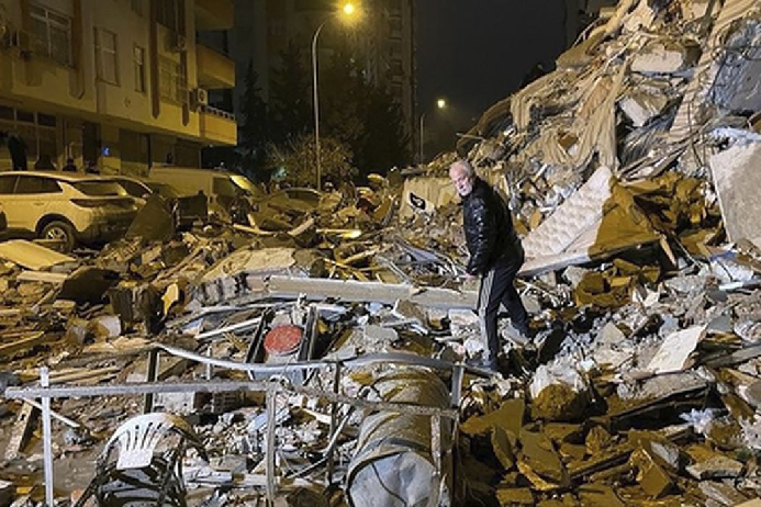 Мужчина на развалинах разрушенного в результате землетрясения дома в городе Диярбакыр в Турции 6 февраля 2023 года. Фото Depo Photos via AP/Scanpix/LETA