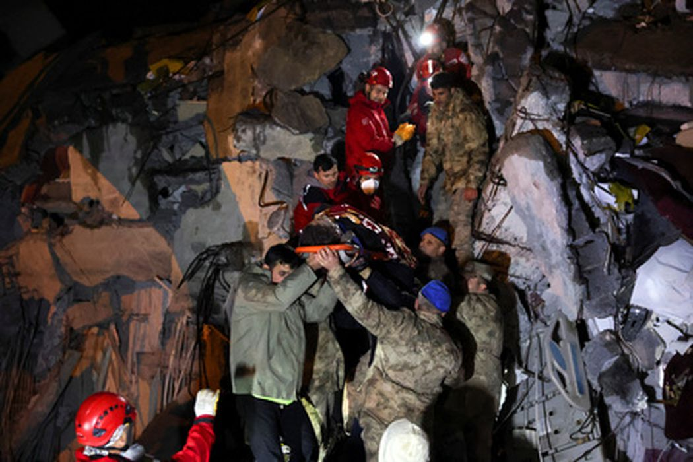 Спасатели разбирают завалы после землетрясения в Турции 6 февраля 2023 года. Фото Umit Bektas/Reuters/Scanpix/LETA