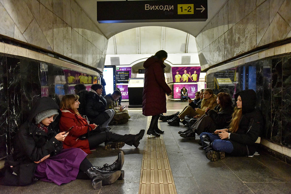 Люди укрываются на станции метро во время воздушной тревоги в Киеве. 10 февраля 2023 года. Фото OLEG PETRASYUK/EPA/Scanpix/LETA