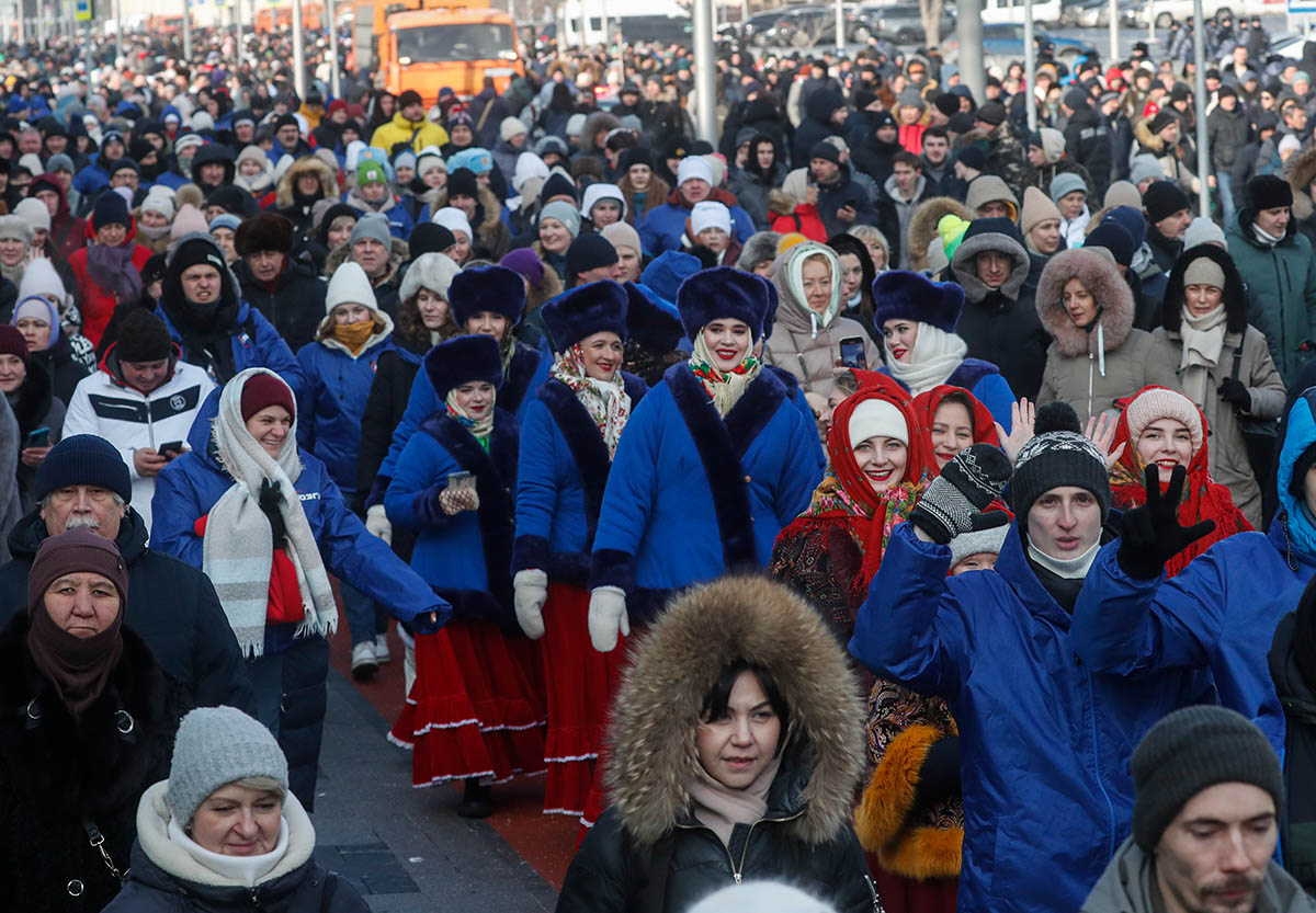Люди собираются на митинг-концерт на стадионе «Лужники», 22 февраля 2023 года. Фото MAXIM SHIPENKOV/EPA/Scanpix/Leta