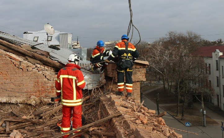 Спасатели на завалах разрушенного дома. Фото пресс-службы ГСЧС Харьковской области