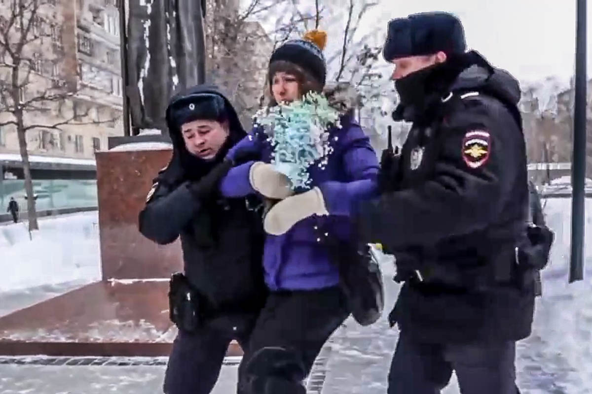Задержание активистки 24 февраля 2023 года в Москве. Скриншот из видео SOTA.
