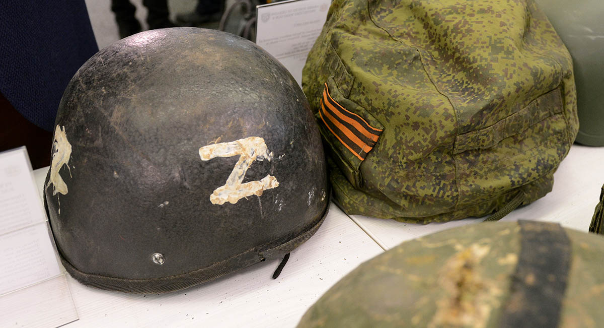Каски с символом «Z» и георгиевской лентой российских военнослужащих представлены на брифинге представителей Сил безопасности и обороны Украины. Фото Aleksandr Gusev/ZUMA Press Wire/Scanpix/LETA