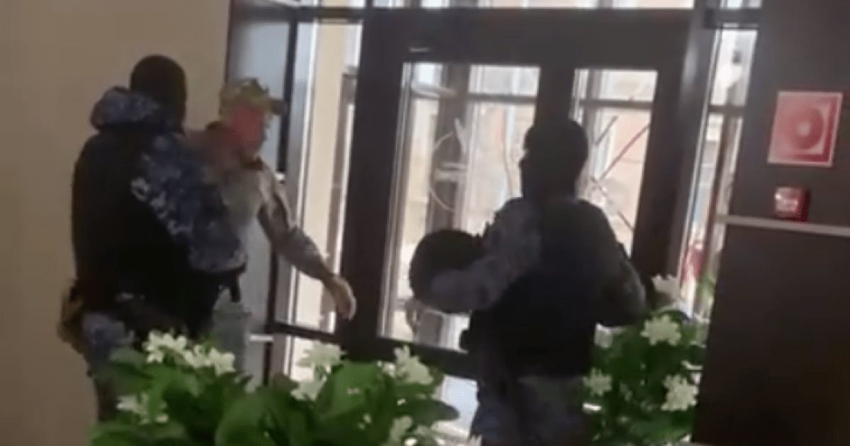 Момент нападения Пахомова на Росгвардию. Скриншот видео Baza