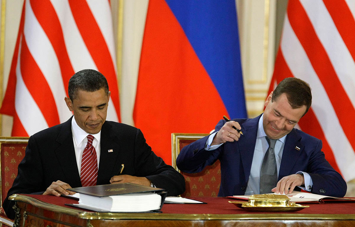 Президент США Барак Обама и президент РФ Дмитрий Медведев подписывают договор «Новый СНВ» о сокращении ядерных вооружений большой дальности в Пражском Граде, Чешская Республика, 8 апреля 2010 года. Фото Mikhail Metzel/AP Photo/Scanpix/Leta