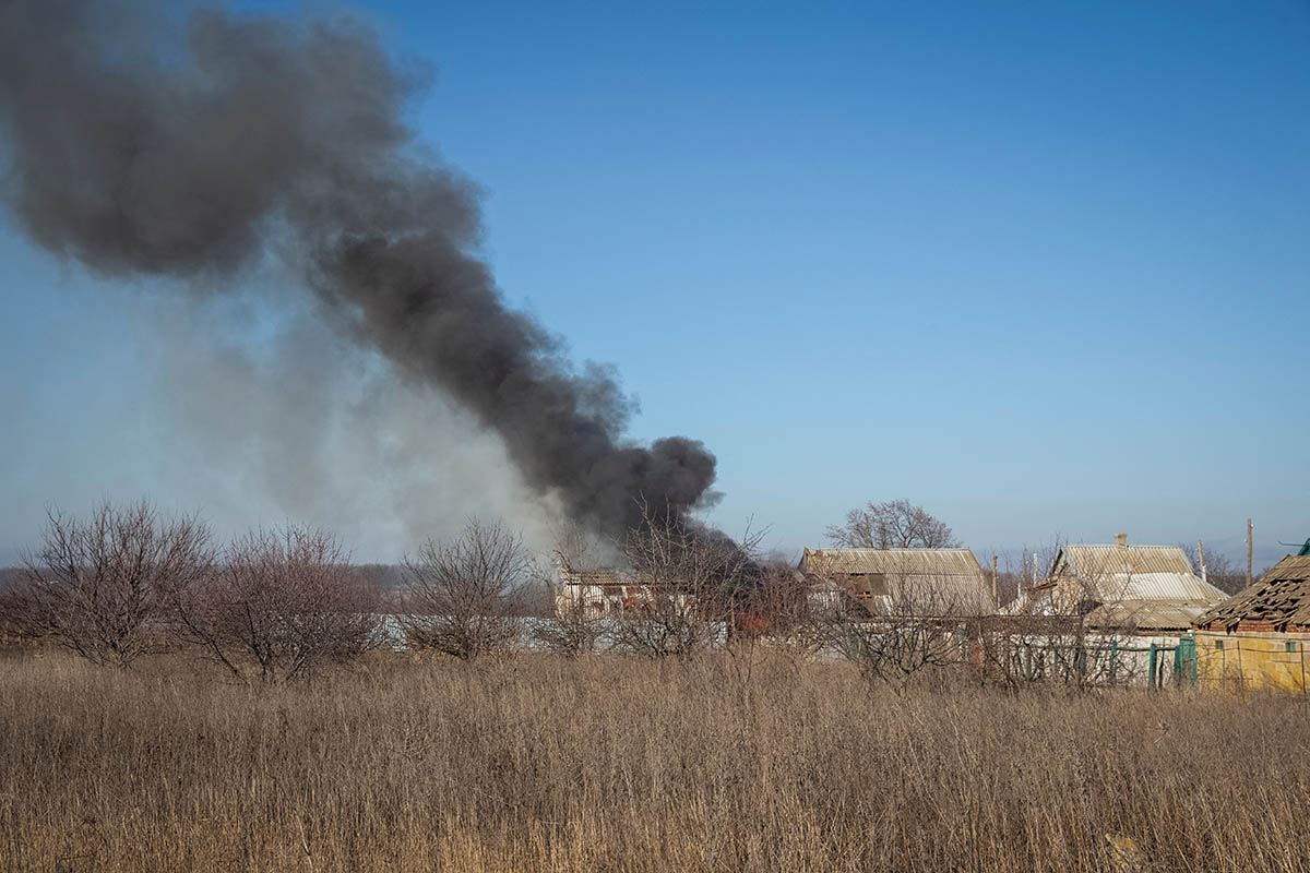 После российского военного удара горит дом недалеко от города Угледар, Донецкая область, Украина. Фото Oleksandr Ratushniak/REUTERS/Scanpix/LETA