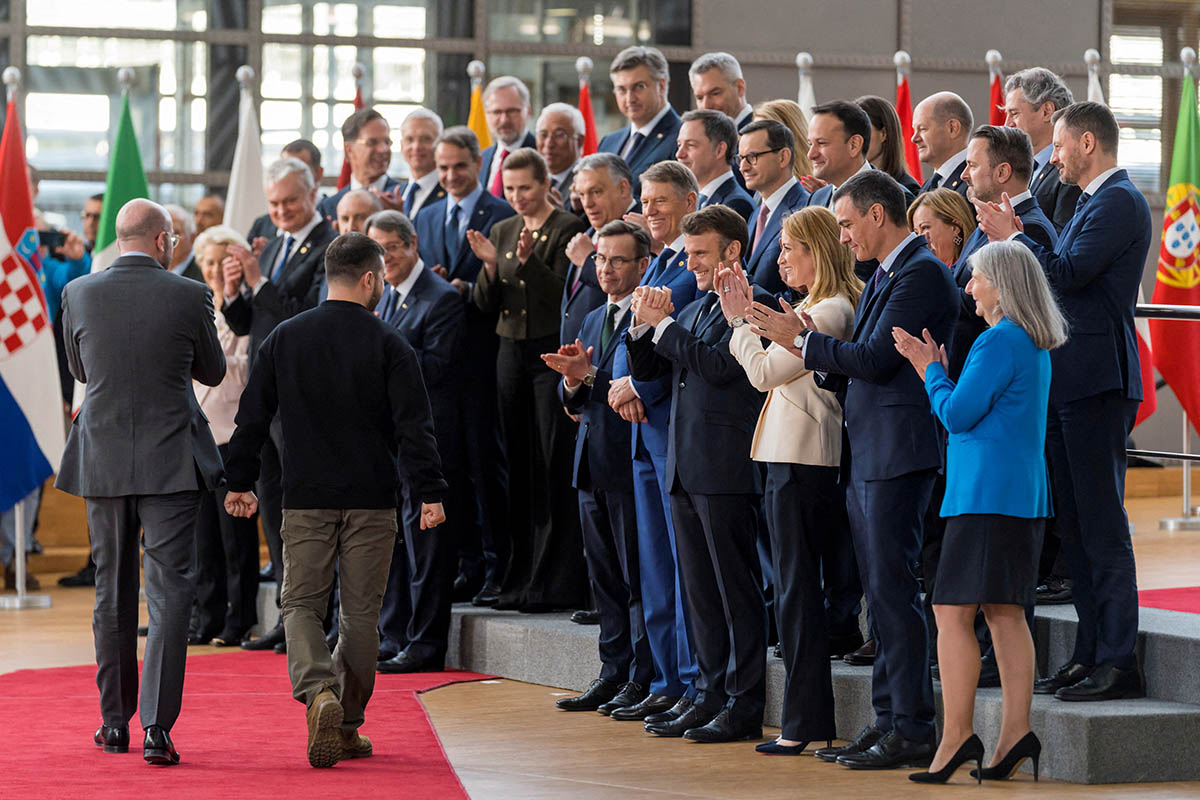Президента Украины Владимира Зеленского приветствуют во время саммита европейских лидеров в Брюсселе, Бельгия, 9 февраля 2023 года. Фото Daina Le Lardic/REUTERS/Scanpix/LETA