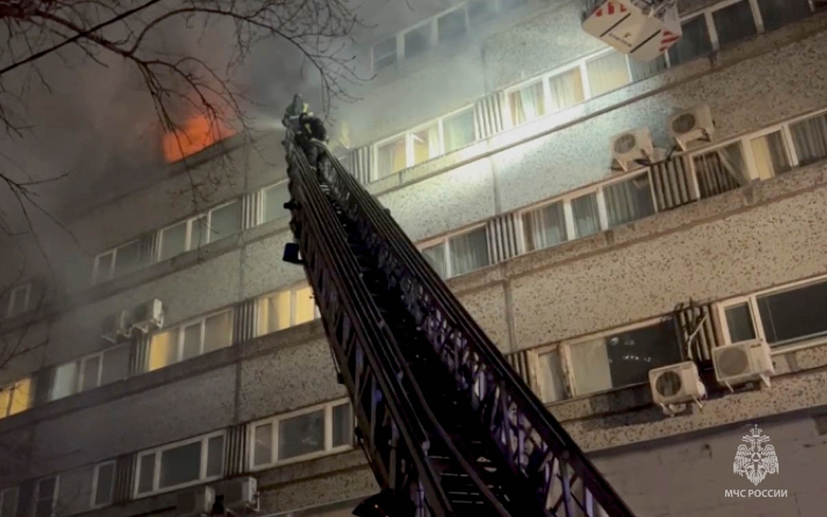 Пожарные тушат пожар в здании гостиницы МКМ в Москве, 21 февраля 2023 года. Фото МЧС России/REUTERS/Scanpix/Leta