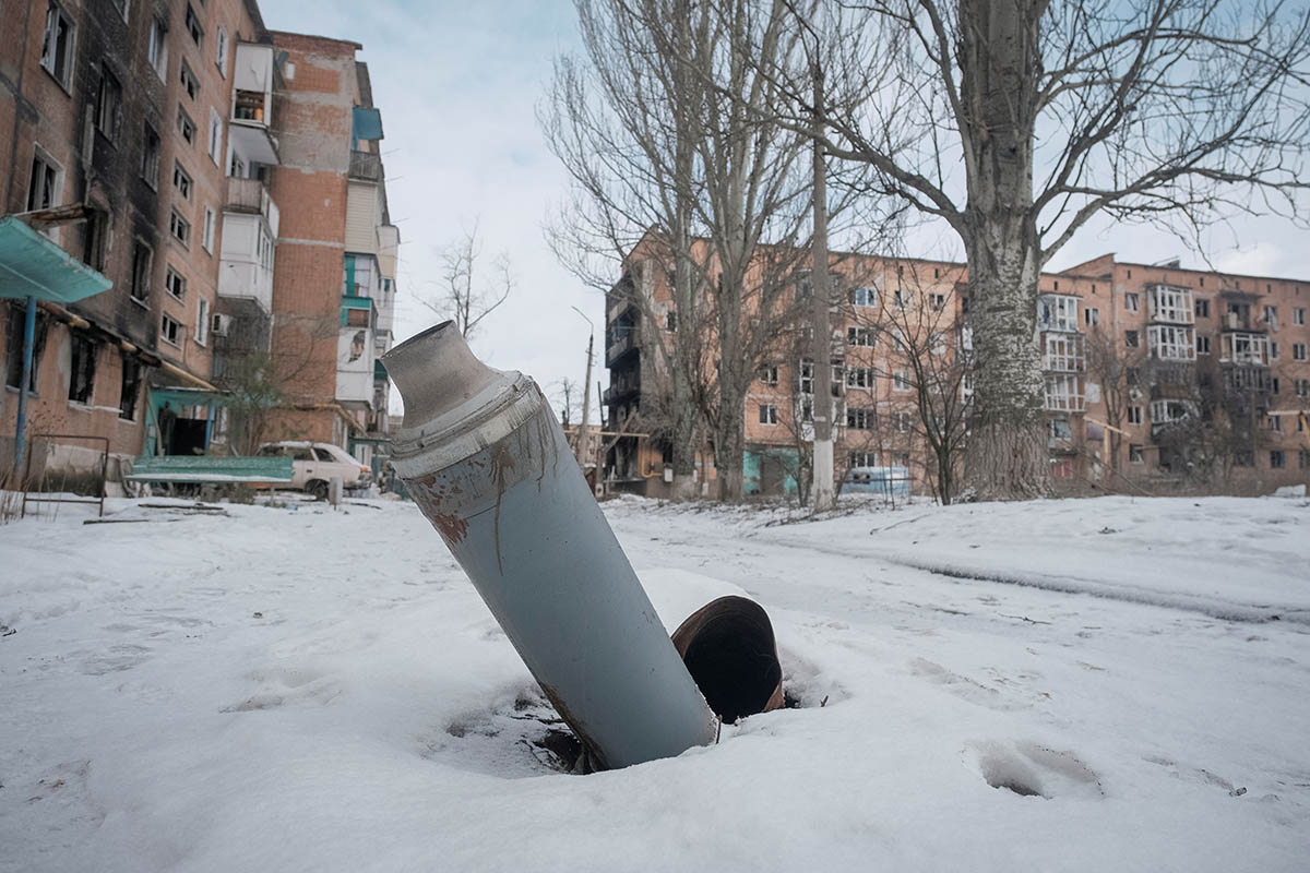 Часть ракеты возле зданий в результате российского военного удара городе Угледар. Фото Alex Babenko/REUTERS/Scanpix/Leta