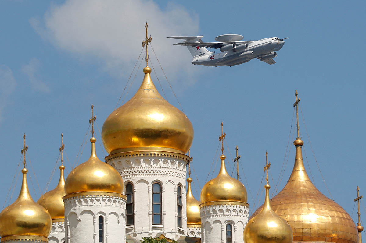 Российский самолет А-50 пролетает над собором во время Парада Победы в Москве. Фото Evgenia Novozhenina/REUTERS/File Photo/Scanpix/Leta