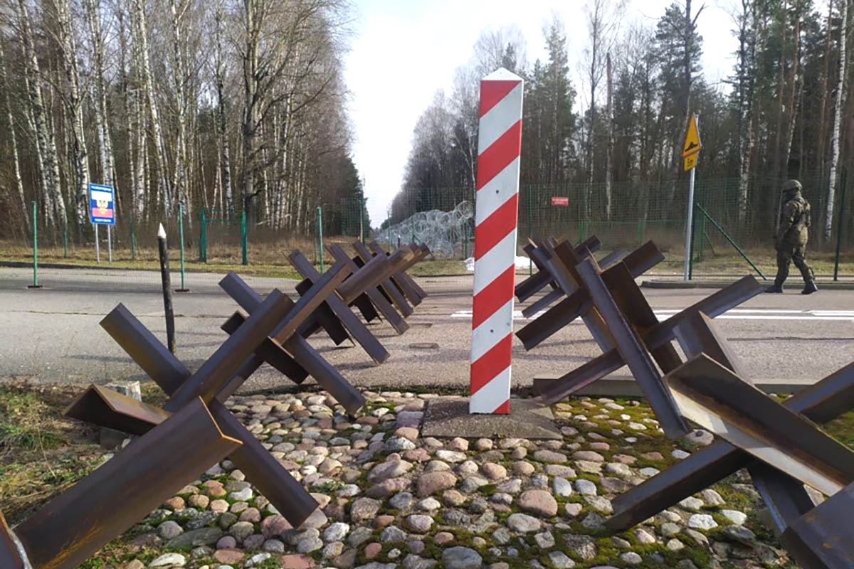 Противотанковые ежи на границе с Россией и Беларусью. Фото mblaszczak/Twitter