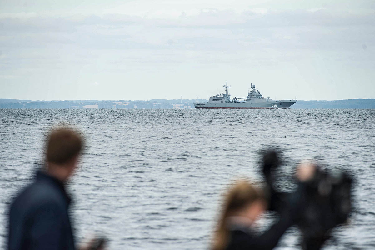 Корабль Северного флота ВМФ России проходит через пролив Большой Бельт, Дания. Фото Tim Kildeborg Jensen/AFP/Scanpix/LETA