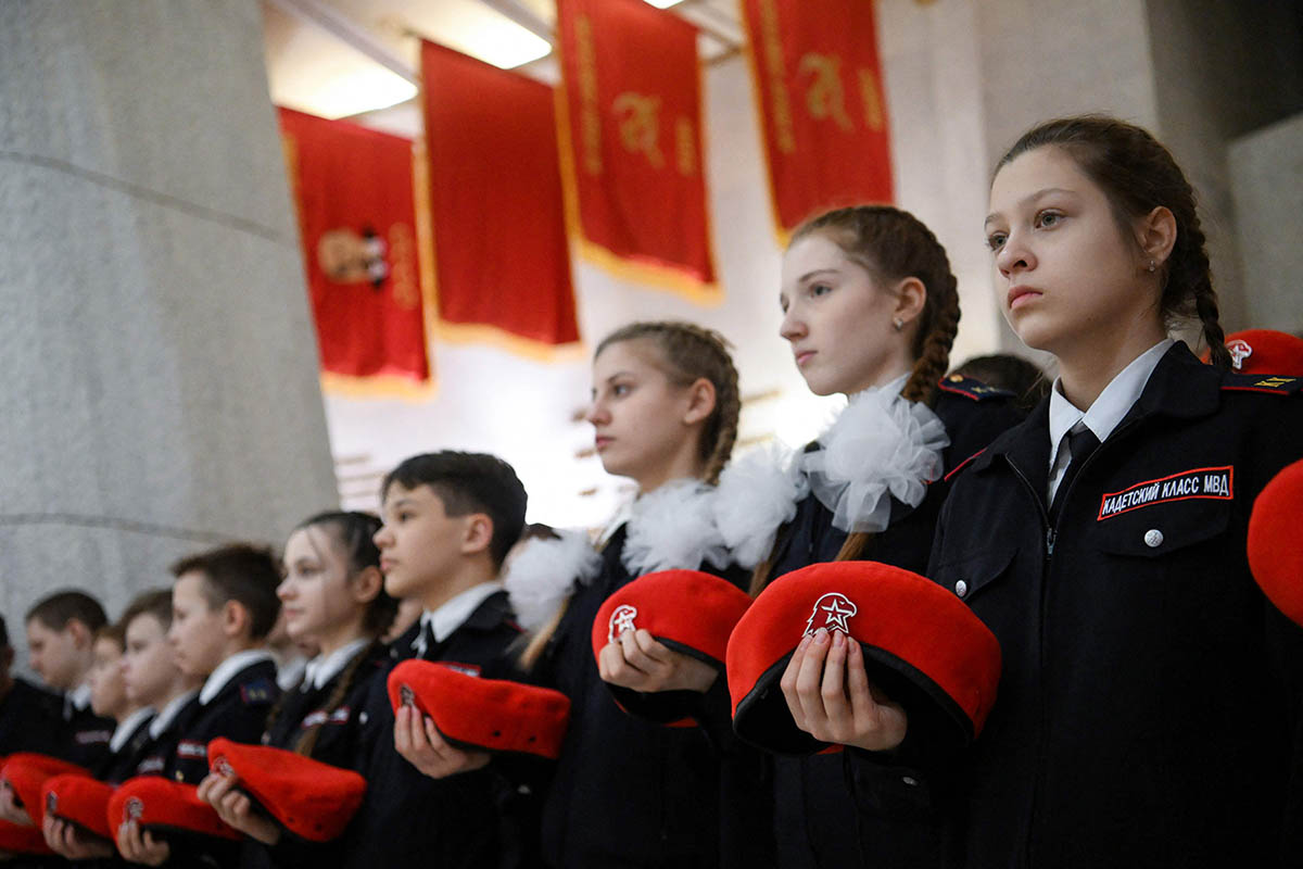 Российские подростки на церемонии присоединения к патриотическому движению кадетов «Юной армии» в главном зале Музея Сталинградской битвы в Волгограде. Фото Kirill KUDRYAVTSEV/AFP/Scanpix/LETA