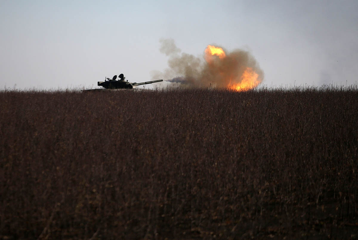 Украинский танк ведет огонь по российским позициям возле города Бахмут, Донецкая область, Украина. Фото Anatolii Stepanov/AFP/Scanpix/LETA