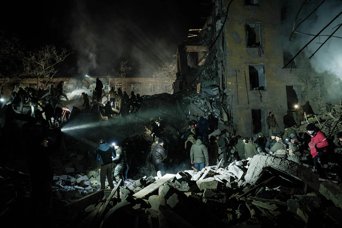 Спасатели убирают обломки в поисках выживших в разрушенном многоквартирном доме после российского ракетного удара в Краматорске, Украина. 2 февраля 2023 года. Фото Yasuyoshi CHIBA/AFP/Scanpix/LETA