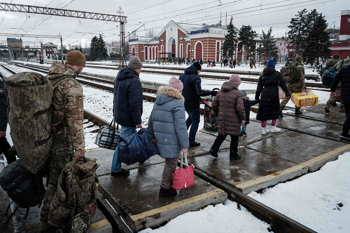 Пассажиры пересекают железнодорожные пути на вокзале в Краматорске. Фото YASUYOSHI CHIBA/AFP/Scanpix/Leta