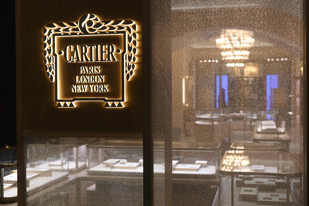 Закрытый бутик Cartier в Москве. Фото NATALIA KOLESNIKOVA/AFP/Scanpix/LETA