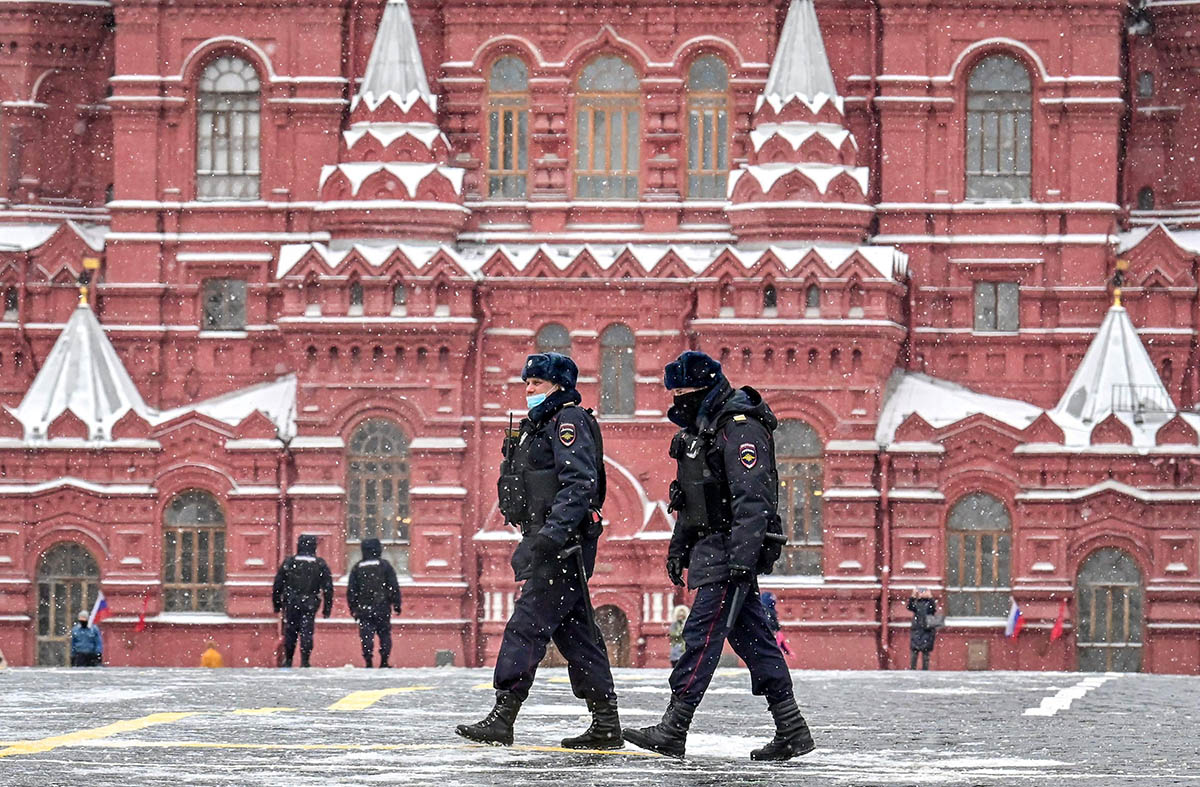 Полицейские на Красной площади. Фото Yuri KADOBNOV/AFP/Scanpix/LETA