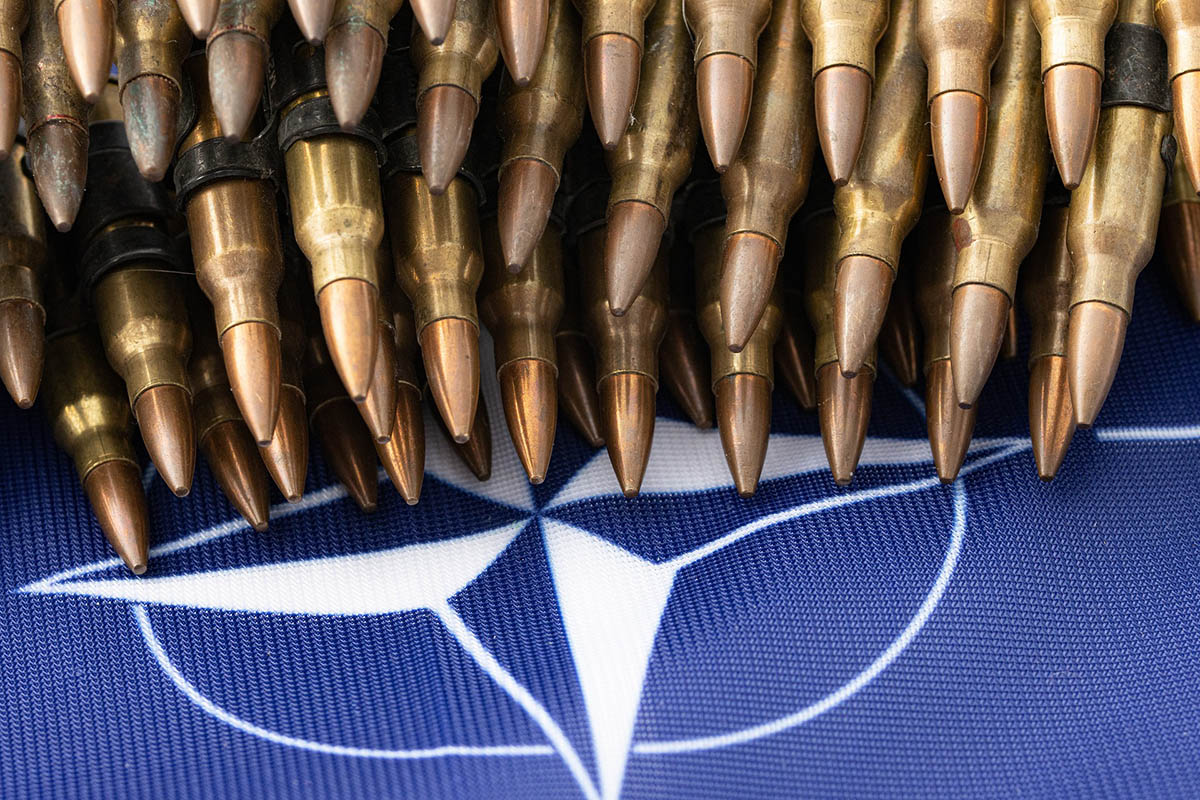 Боеприпасы на флаге НАТО. Фото Marek Studzinski по лицензии Pixabay