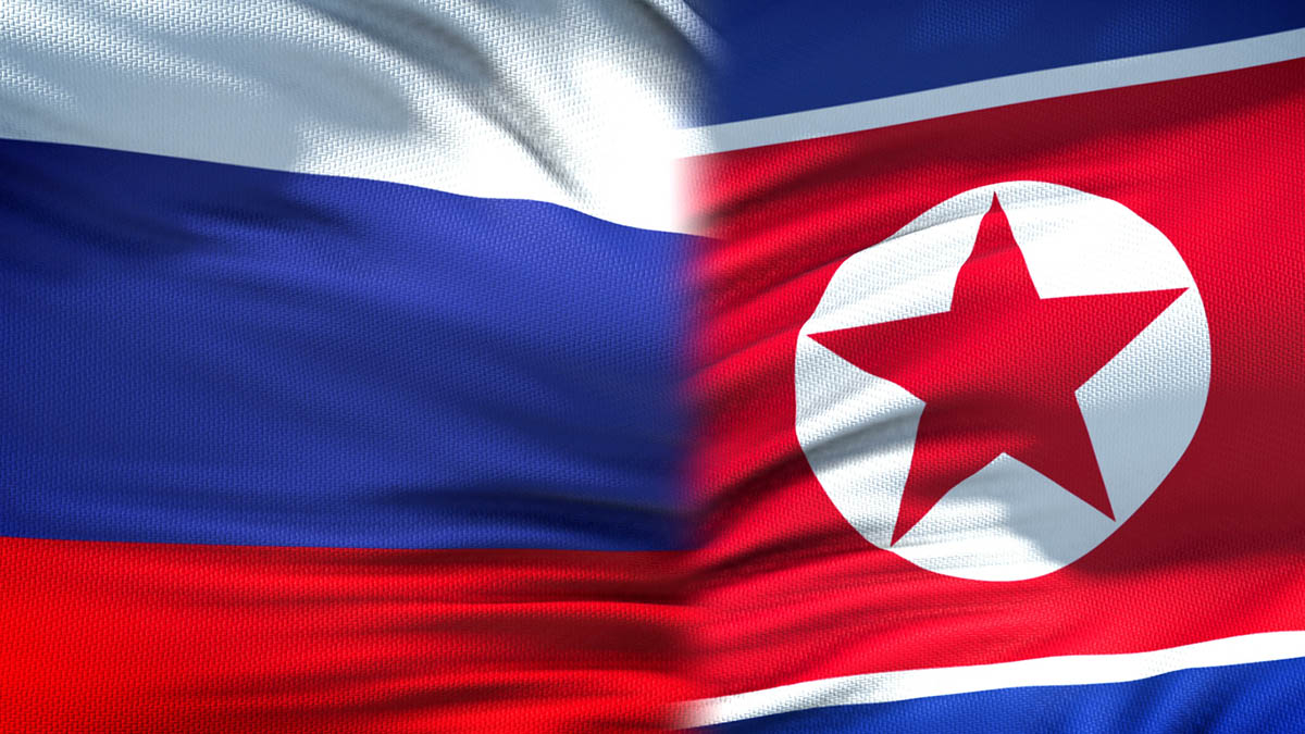 Флаги России и Северной Кореи. Фото Motortion по лицензии Istockphoto