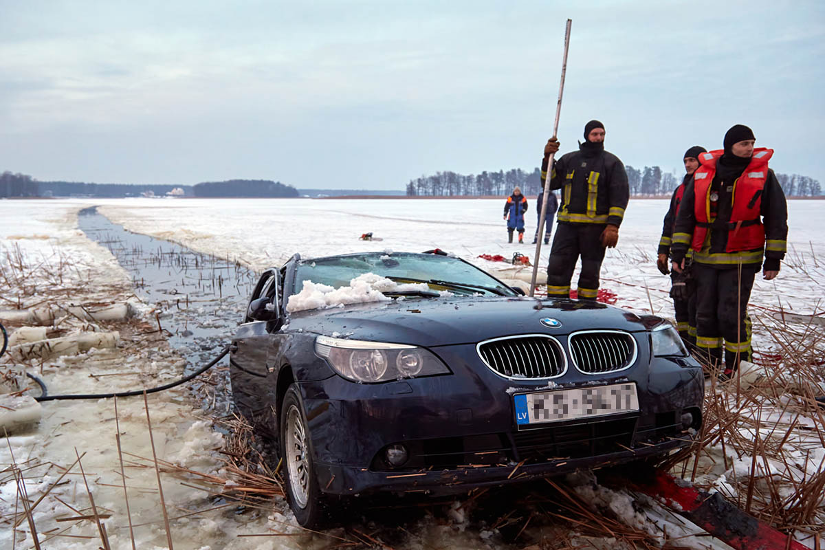 Спасатели достают автомобиль из озера. Фото JTeivans Istockphoto