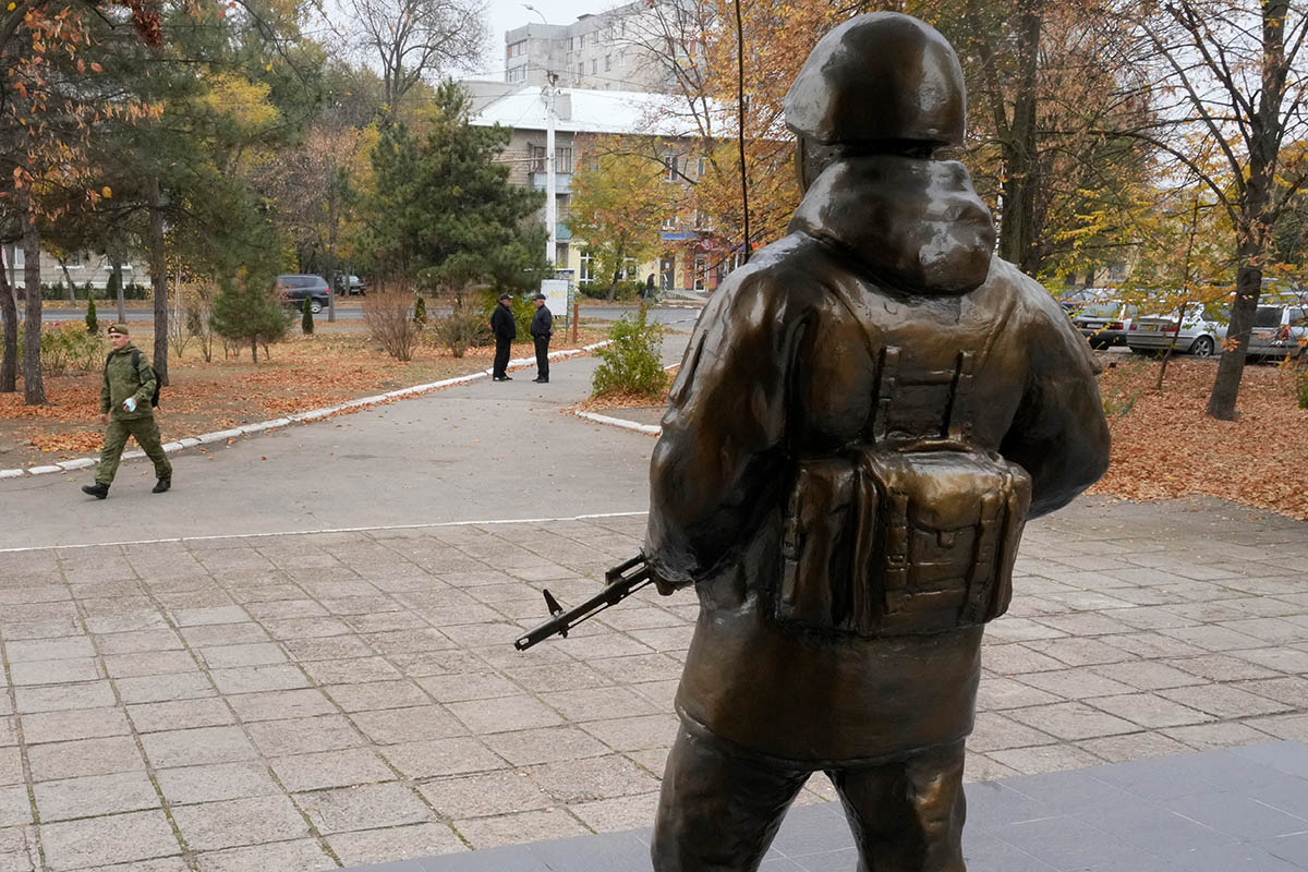 Памятник советскому солдату возле штаба Оперативной группы российских войск в Тирасполе. Фото Dmitri Lovetsky/AP Photo/Scanpix/Leta