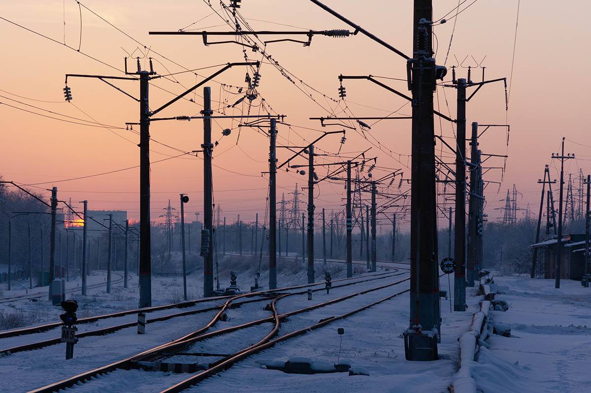 Железнодорожная станция в России. Фото Peter Scherbatykh по лицензии Unsplash