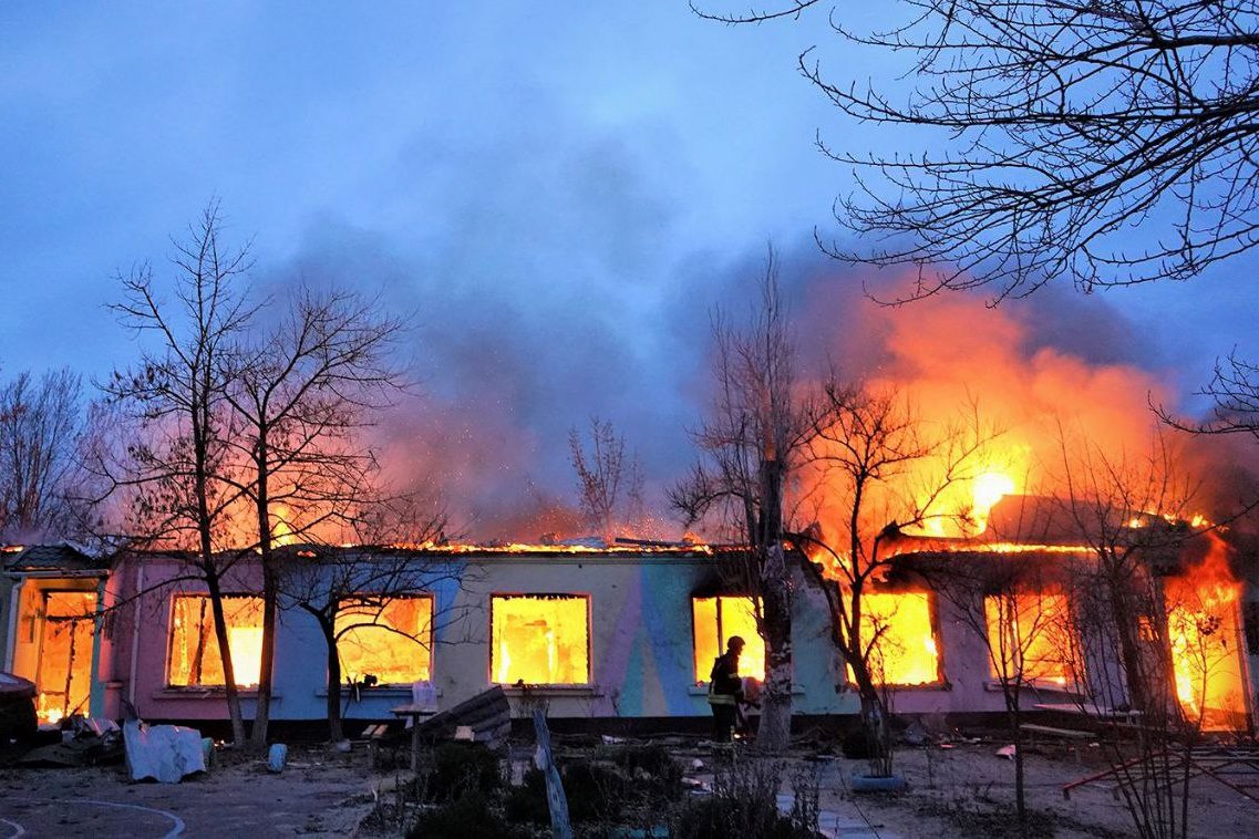 Пожар в детском саду в Херсоне 24 февраля 2023 года. Фото ГСЧС Украины.