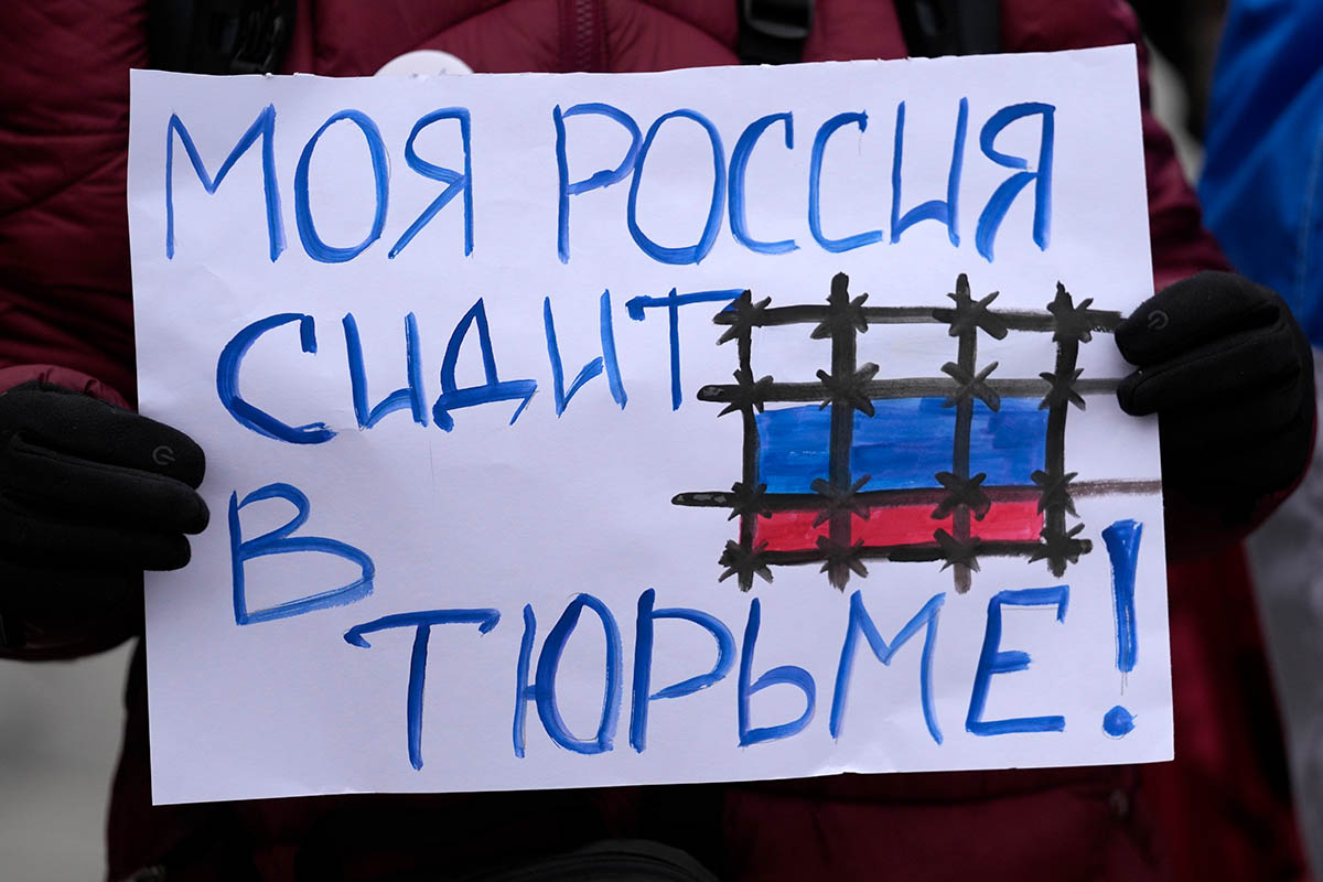Плакат с надписью "Моя Россия сидит в тюрьме!". Белград, Сербия. Фото Darko Vojinovic/AP Photo/Scanpix/LETA