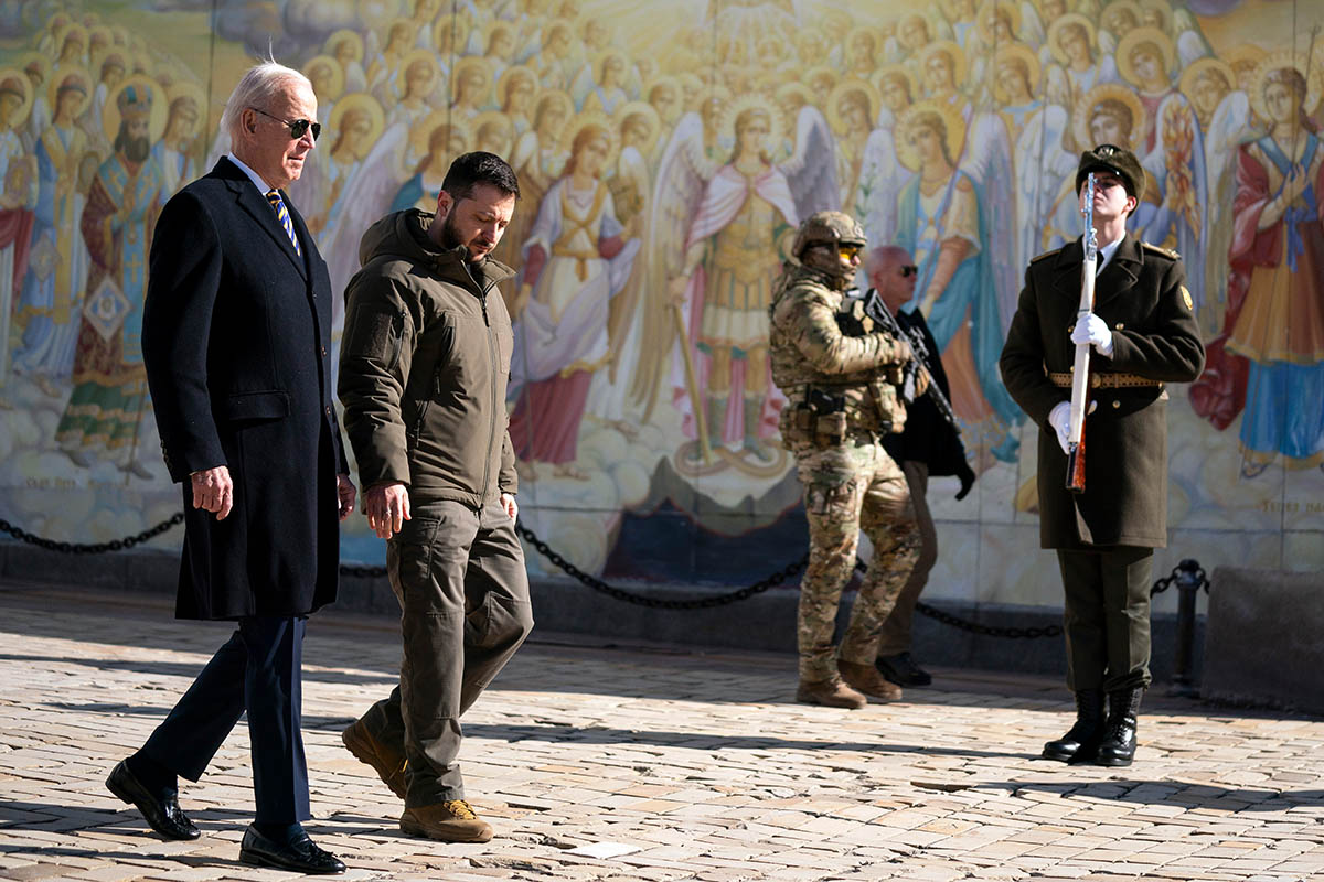 Президент США Джо Байден и президент Украины Владимир Зеленский во время визита в Киев, 20 февраля 2023 года. Фото Evan Vucci/AP Photo/Scanpix /Leta