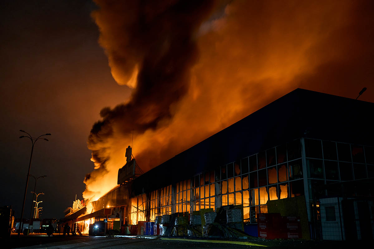 Пожар в торговом центре «Эпицентр» в Херсоне после обстрела российскими войсками. 3 февраля 2023 года. Фото LIBKOS/AP Photo/Scanpix/Leta