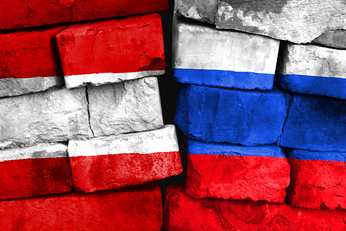 Кирпичная стена раскрашенная флагами Австрии и России. Фото Millenius по лицензии Shutterstock