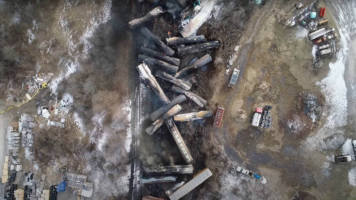 Место сошедшего с рельсов грузового поезда с химикатами в Ист Палестайне, Огайо, США. Фото CHINE NOUVELLE/SIPA/Scanpix/LETA