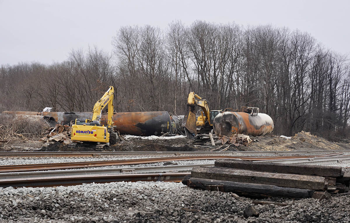 Экскаваторы выкапывают зараженный грунт на месте сошедшего с рельсов грузового поезда с химикатами в Восточной Палестине, Огайо, США. Фото CHINE
