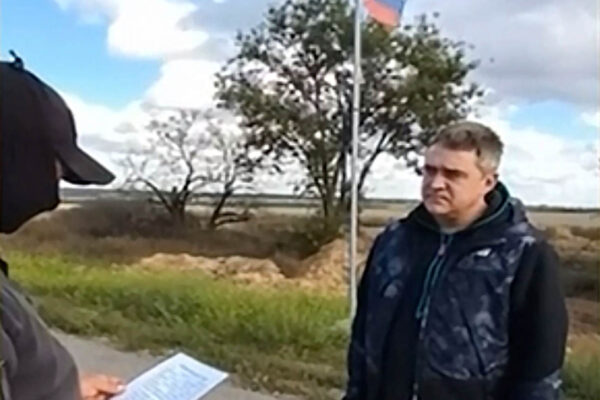 Игорь Мурашов слушает обвинение перед выдворением на территорию Украины. Скриншот видео Россия 24