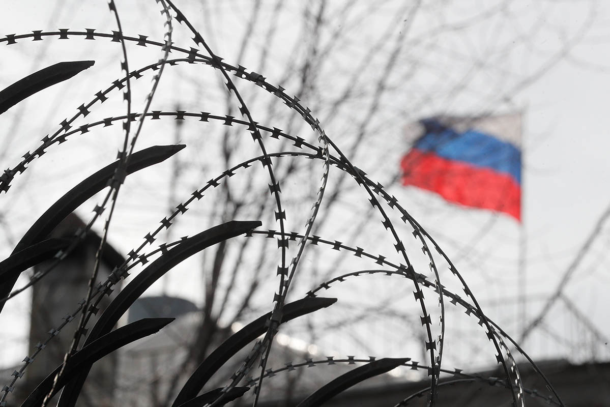 Российский флаг за колючей проволокой. Фото SERGEY DOLZHENKO/EPA/Scanpix/LETA